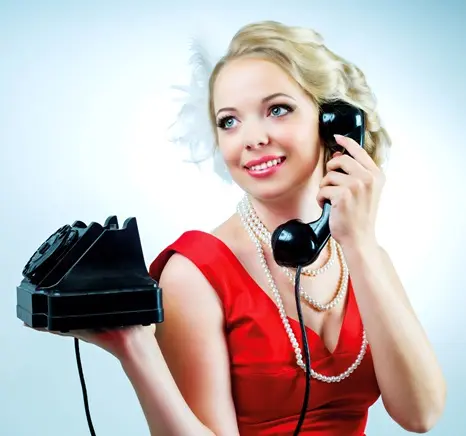 Femme au téléphone illustrant le service Duo Privé, un moment d’échange confidentiel, discret et chaleureux, pour parler librement et en toute confiance.